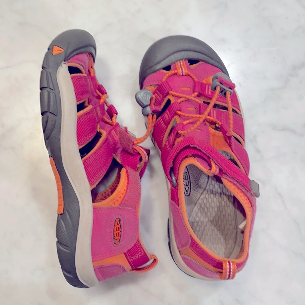 Girls keen water shoes